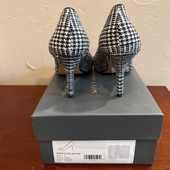 Women's Ann Taylor Frannie Flannel Bow Pumps Place & White Houndstooth Size 7 - Picture 3 of 8